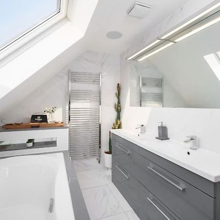 Beautiful 4 Bed Immaculate Condition Refurbished Property Romford Exterior foto