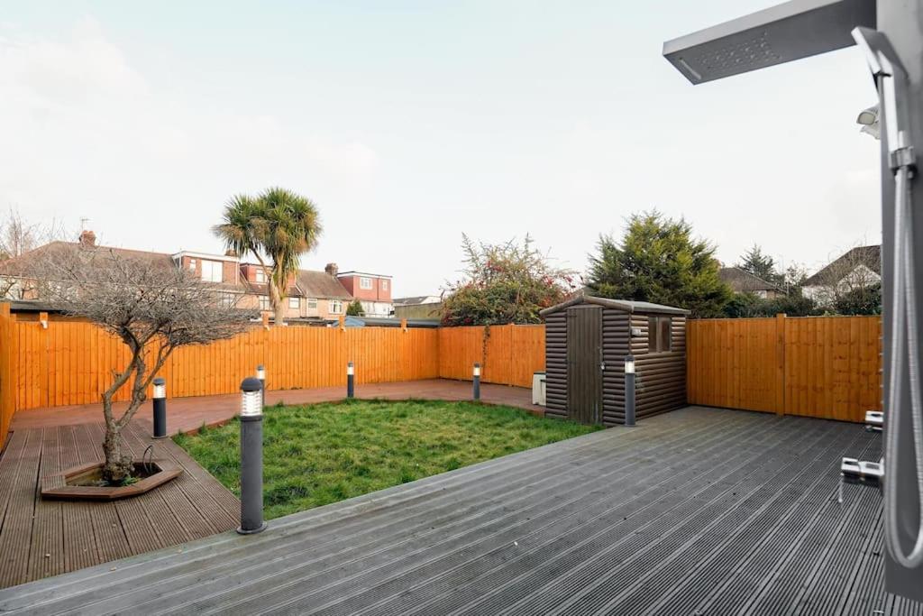 Beautiful 4 Bed Immaculate Condition Refurbished Property Romford Exterior foto