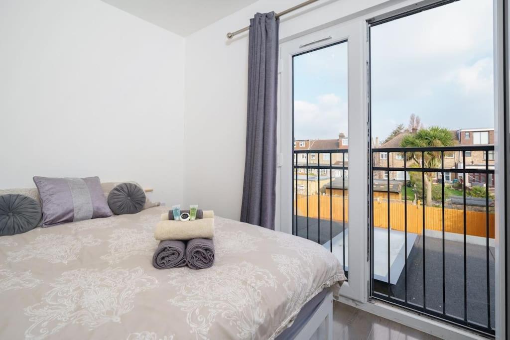 Beautiful 4 Bed Immaculate Condition Refurbished Property Romford Exterior foto