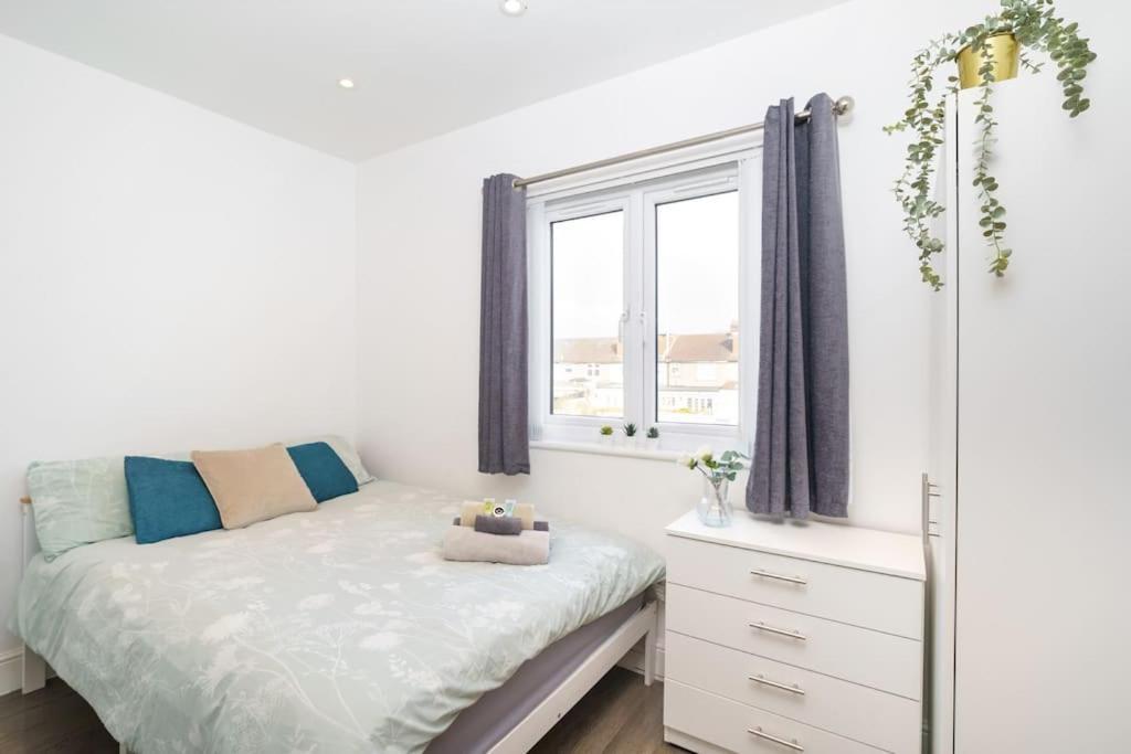 Beautiful 4 Bed Immaculate Condition Refurbished Property Romford Exterior foto