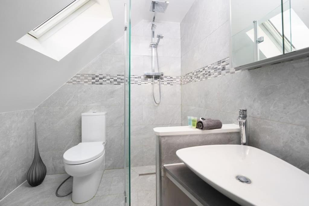 Beautiful 4 Bed Immaculate Condition Refurbished Property Romford Exterior foto