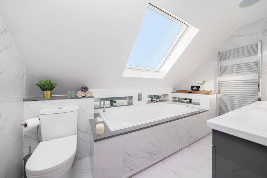 Beautiful 4 Bed Immaculate Condition Refurbished Property Romford Exterior foto
